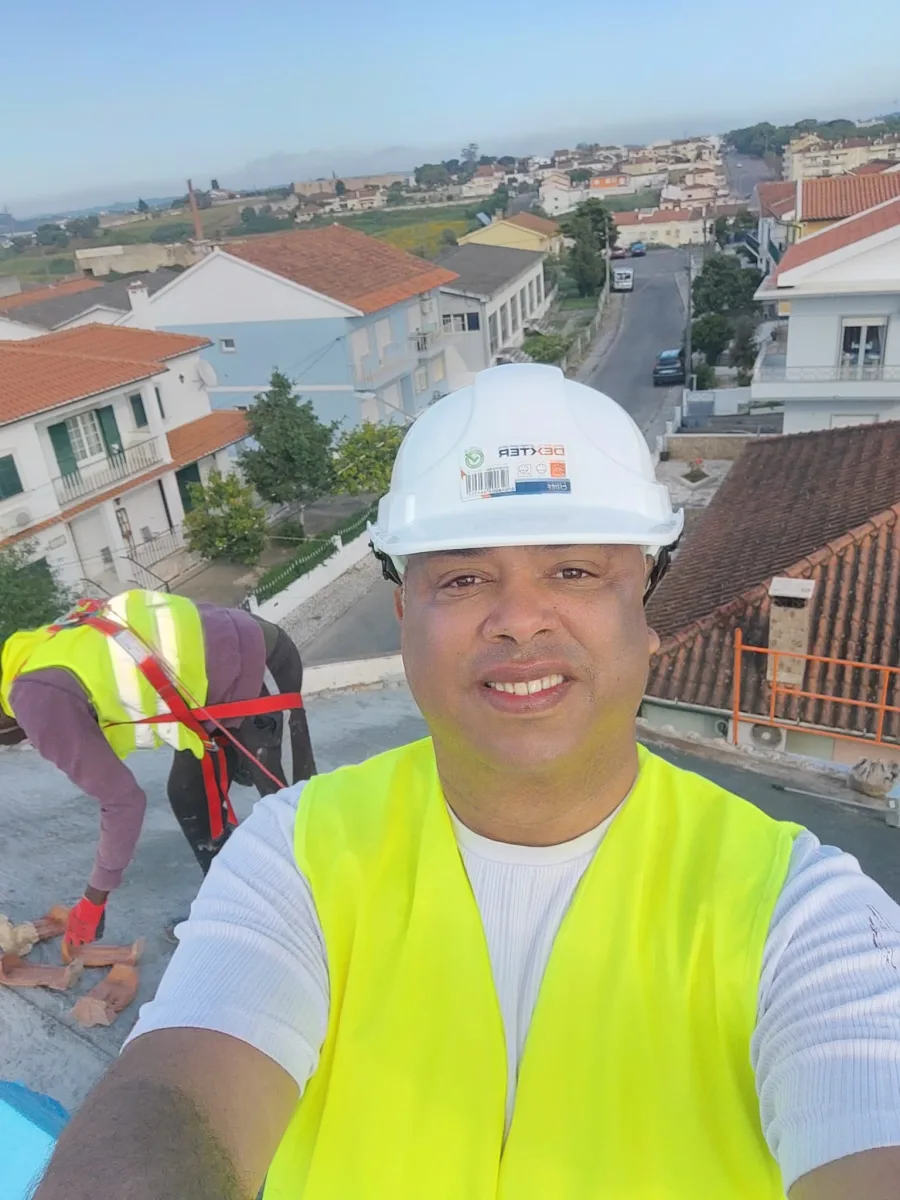 Equipa D&B Serviços em obra de reparação de telhado